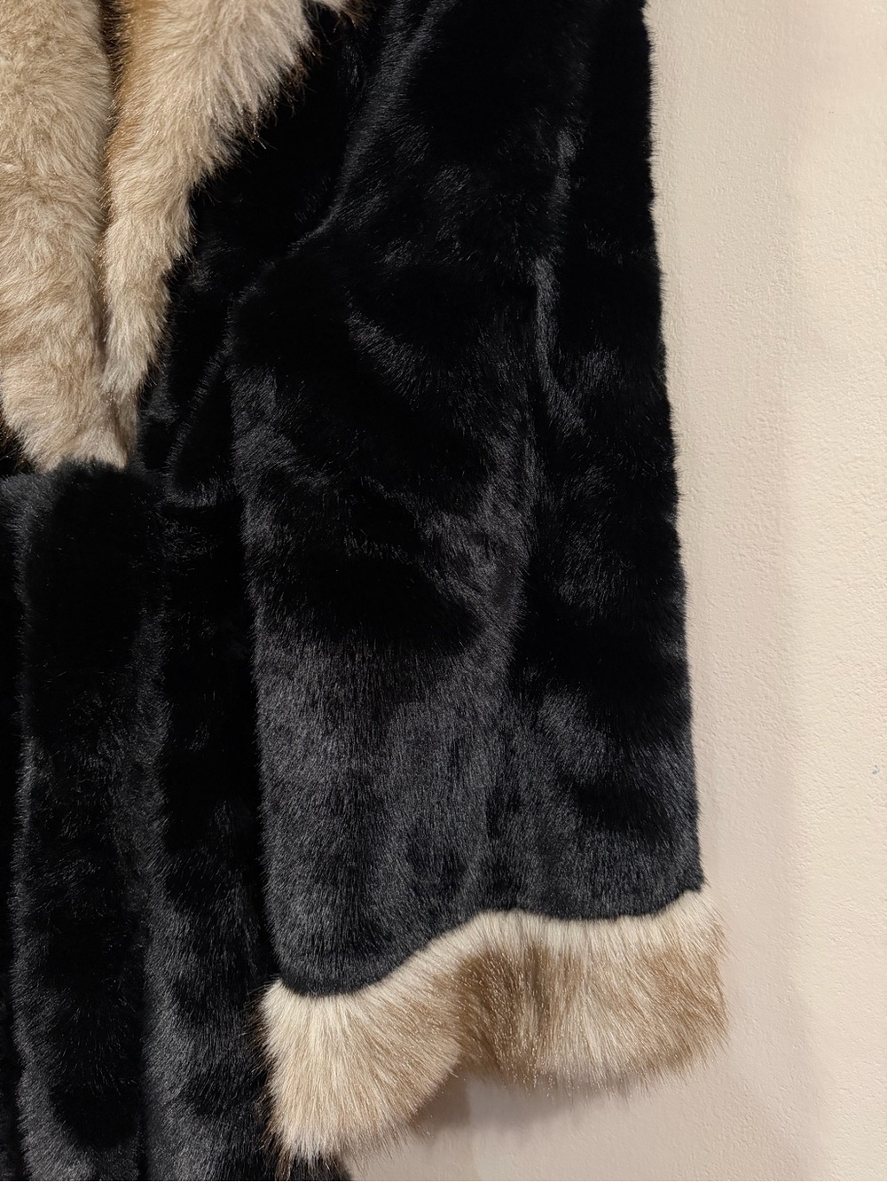 NWOT Black Faux Fur Long Coat with Beige Trim Size Medium/Large - Picture 6 of 13